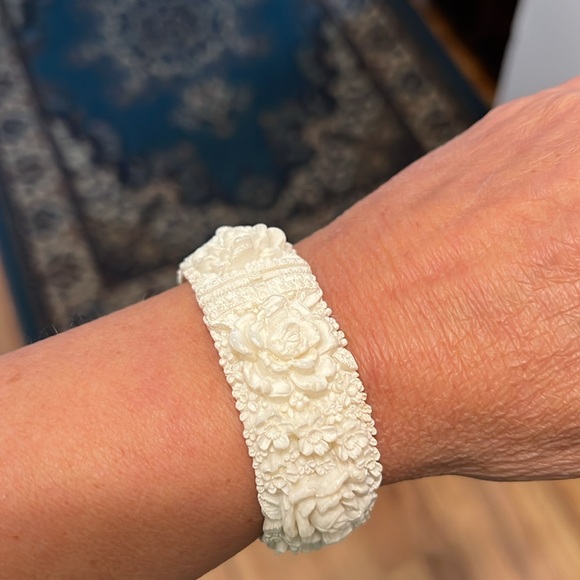 Vintage Estate Off White Carved Retro Floral Cuff Bracelet - Picture 2 of 4